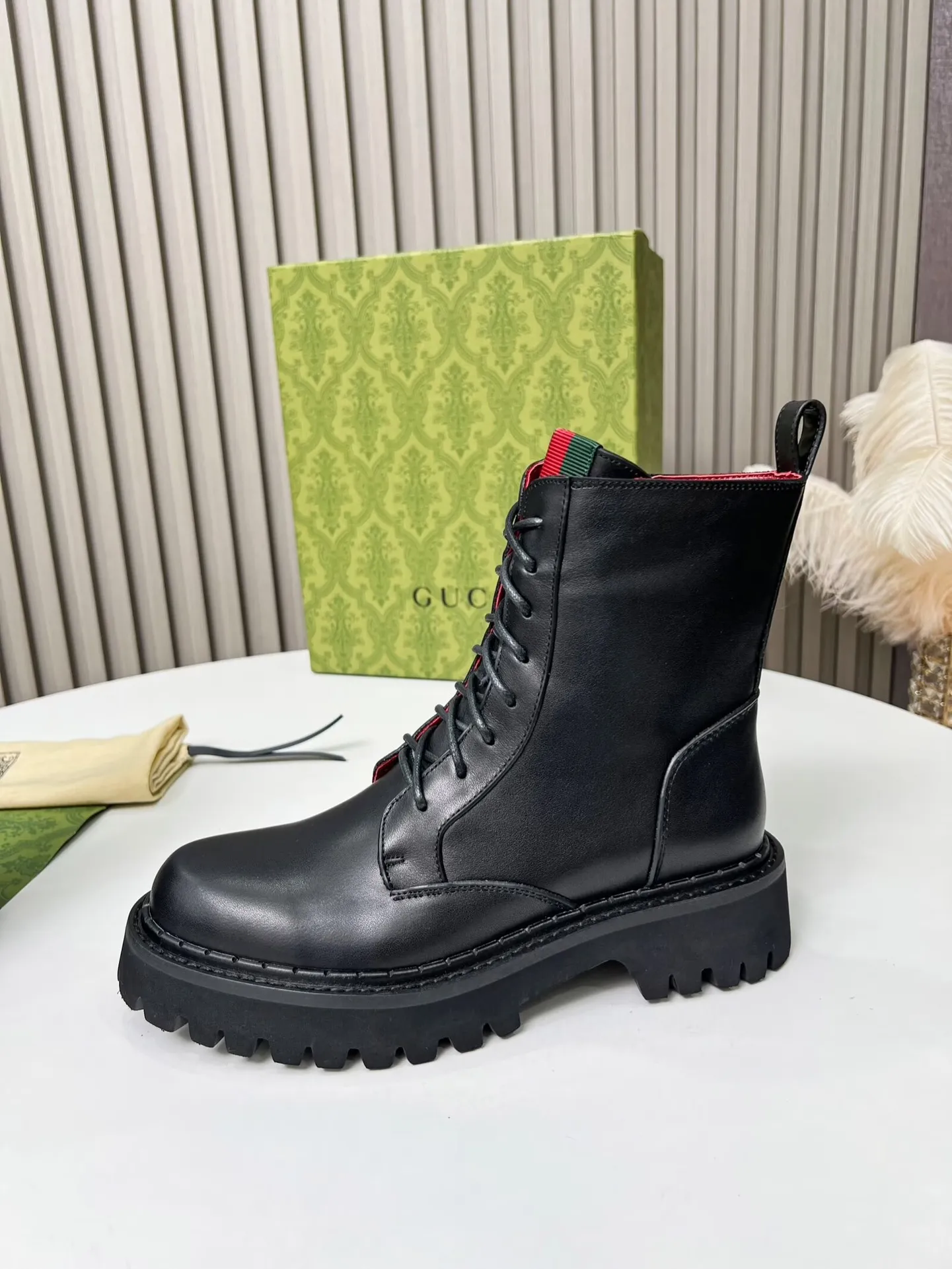 👟👟Ex-factory price 620👟👟 2025 latest version of Gucci GUCCI versatile strappy Martin boots, easy to put on and take off 'Branded webbing color matching Heel height: 5cm Fabric: cowhide/open edge beads Inner/foot pads: red cowhide 🐂 The outsole is made of foam outsole Color: black Code number: 34-40. 34 and 41 42 need to be customized Packaging: Comes with card and cloth bag.